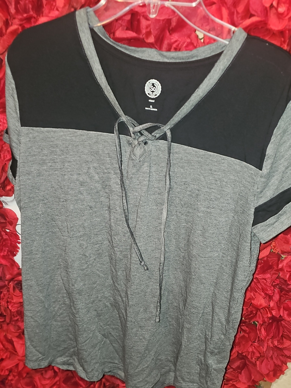 SO Lace-Up V-Neck Colorblock Short Sleeve Top in Gray and Black Size Xlarge